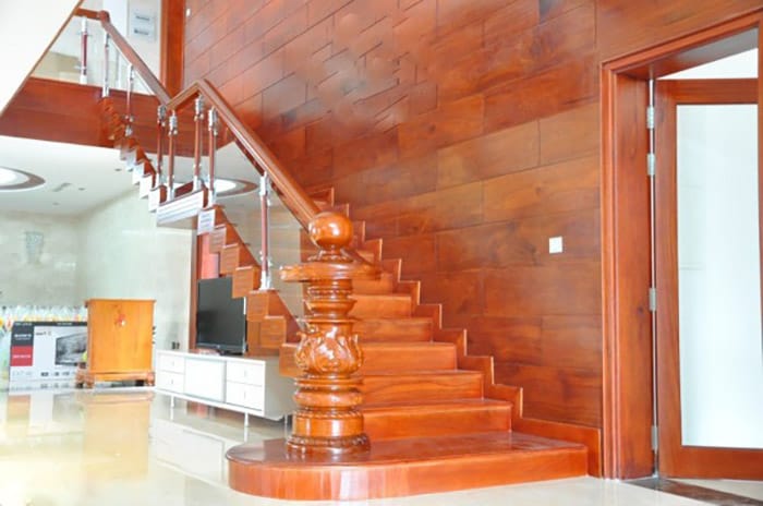Cầu thang hiện đại với thiết kế trụ ấn tượng