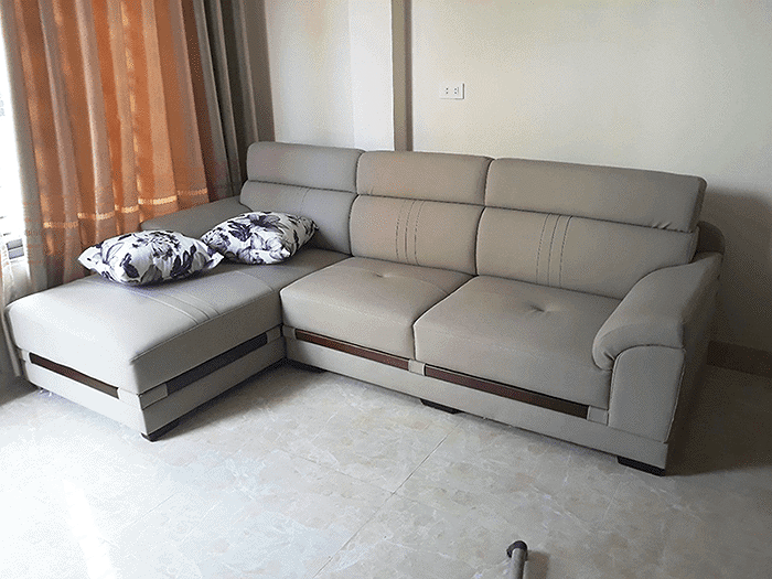 Sofa quá lớn khiến căn phòng xấu xí, chật trội. Sofa quá lớn khiến căn phòng xấu xí, chật trội.