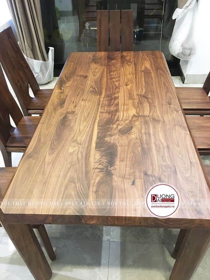 Mặt bàn gỗ óc chó với đường vân tinh tế