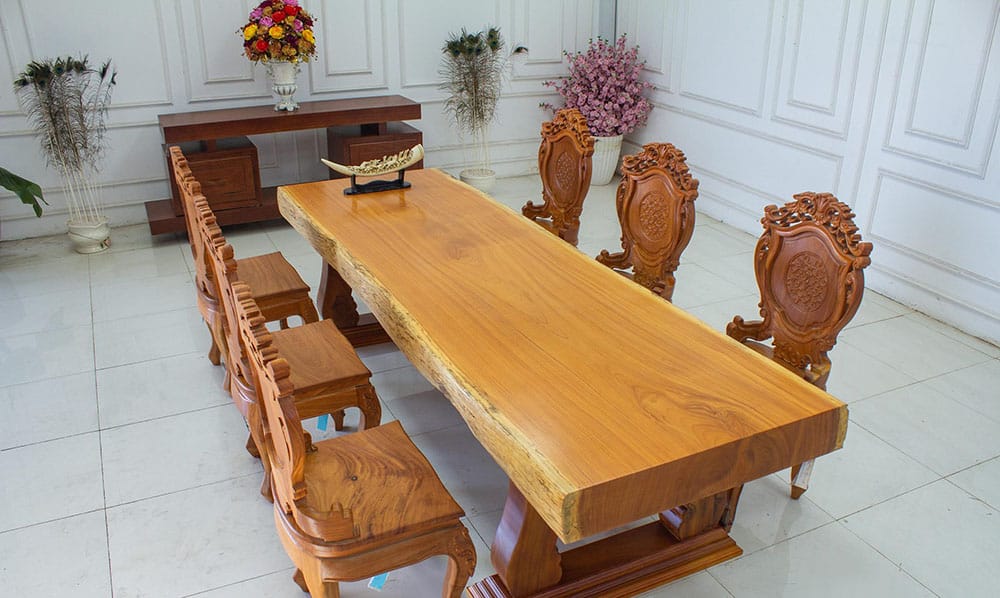 Thiết kế bàn ăn với tấm gỗ lớn nguyên khổ và ghế điêu khắc hoa văn tân cổ điển