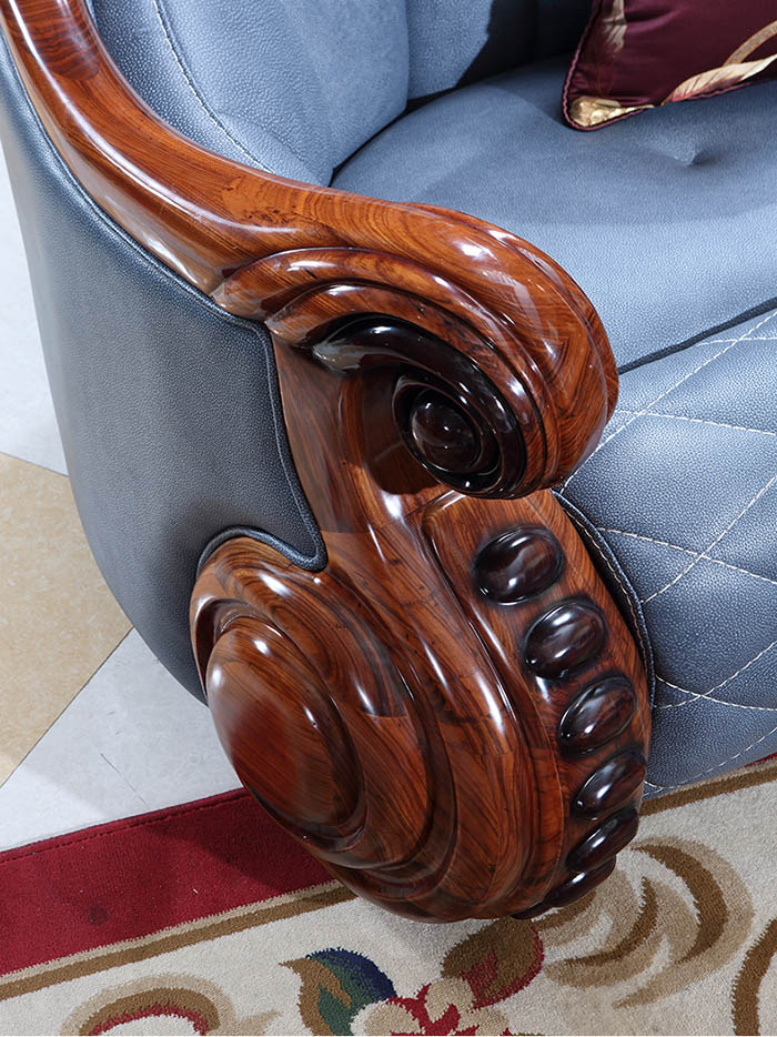 Tay vịn và khung ghế được điêu khắc tỉ mỉ phô bày nét đẹp của gỗ gõ đỏ