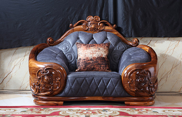 Các mẫu sofa gỗ gõ đỏ có màu đỏ đậm sang trọng, quý phái