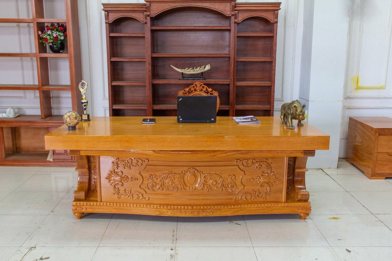 Mặt bàn nguyên tấm và chân bàn điêu khắc hoa văn