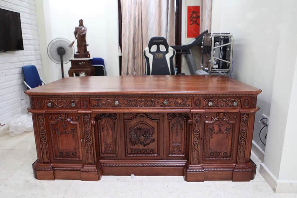 Thiết kế bàn làm việc với hoa văn đậm nét châu Âu